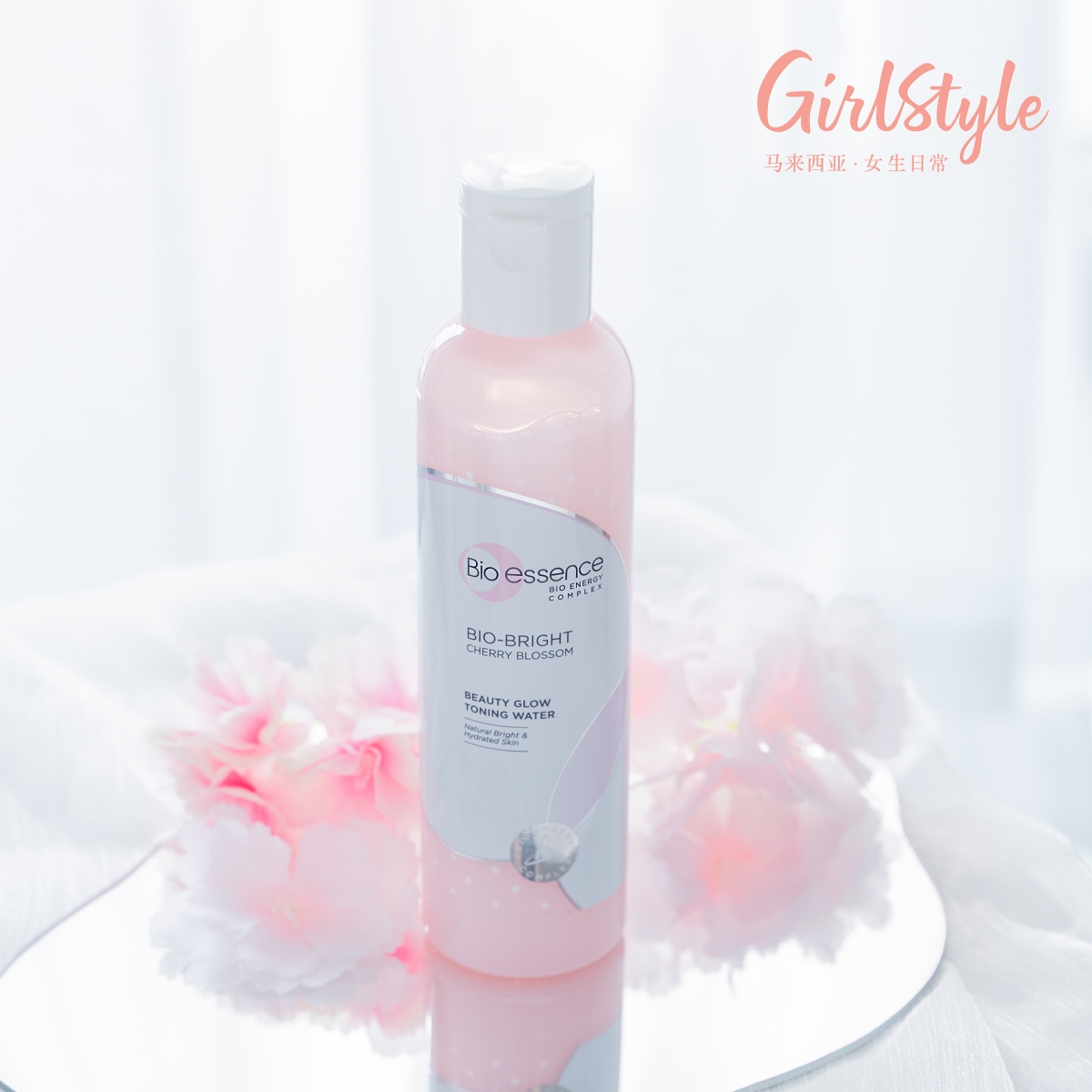 紧接着用Beauty Glow Toning Water 爽肤水,给肌肤注入恰如其名的「水亮光泽感」;清爽水润的质地轻拍涂抹上脸非常容易被吸收,除了蕴含Bio-bright系列明星成分以外,里面还添加了玻尿酸成分保湿力UP,距离水嫩光泽肌更进一步了~