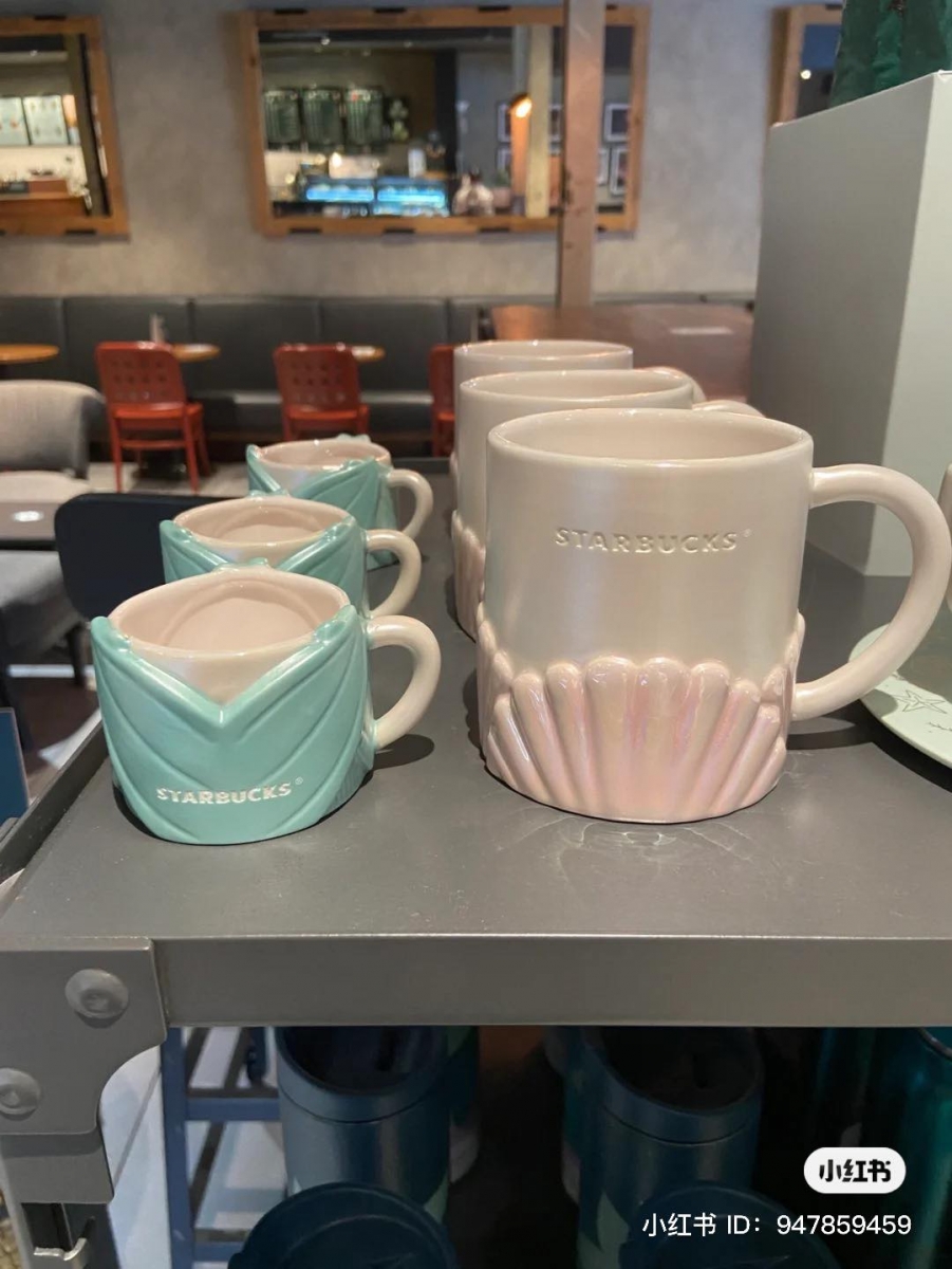 本次澳洲星巴克配合50周年庆推出的Siren系列特别纪念版周边，均以少女心破表的「人鱼传说」为主题。除了上述讨论度最高的人鱼贝壳极光杯，超精致的人鱼尾巴设计Espresso小杯子、贝壳浮雕马克杯Mug Sea Shell，颜值也让人看完想高呼“绝绝子”！Mug Swimming Siren杯子握柄处是非常有设计感的人鱼尾巴～星爸爸真的很懂少女心有木有 ♥