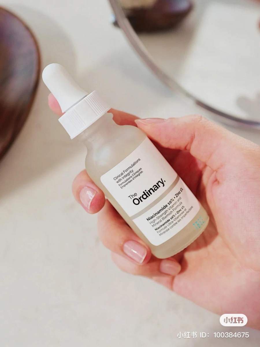 Niacinamide 10% Zinc 1% 烟酰胺+锌离子原液比较适合油性肌肤、油痘肌使用,单独用会比较刺激且有搓泥黏腻现象,建议稀释后适量加入其他护肤品中一并使用。高浓度的烟酰胺可以达到抗氧化、减缓肌肤炎症、阻断黑色素传递,锌离子成分则可以强效抑制油脂分泌过盛问题,对于痘痘也有加速恢复、减少红痘印和预防黑痘印效果。如果想要美白身体肌肤,也可以将它添加到身体乳中使用。但由于整体原液浓度比较高,新手刚开始使用还是比较建议隔几天使用一次、先从局部比较常出油的位置用起,慢慢建立肌肤耐受。