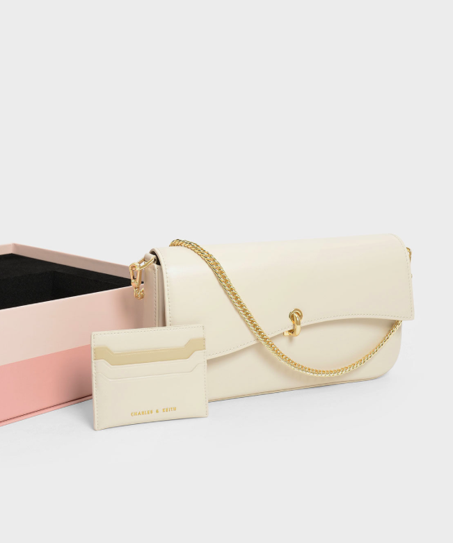 # 温柔百搭奶油白肩背包 和前面一款「浪漫毛呢粉肩背包」七夕礼盒一样，除了有一款温柔百搭奶油白肩背包以外，还附有一个同样奶油配色系卡夹～让收到礼物的女生收到双倍惊喜 ♥