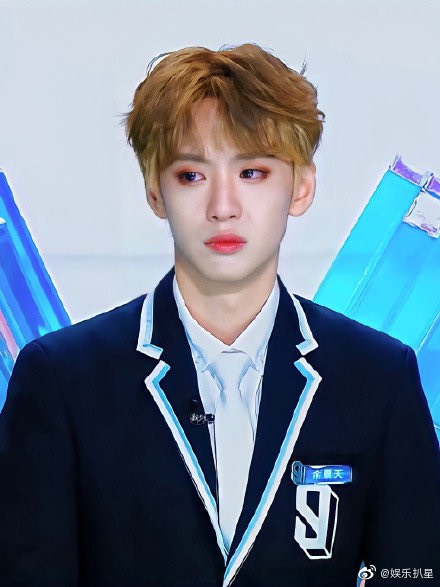 距离实现梦寐以求成团目标只有一步之遥的18岁少年、对演艺圈事业满怀憧憬的他,就因为这么一起「娱乐炒作」和网络舆论蓄意带风向,梦想和努力就此被扼杀。正应了当时粉丝说的一句:「如果查清事实真相后还Tony余景天清白,那原本属于他的成就和位置谁来赔?谁来还我那个满眼是光的少年?」