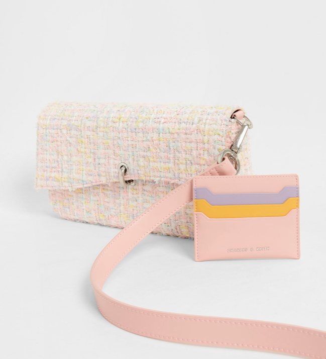 整体包包设计既简约又不失少女感甜美活力，搭配的马卡龙配色小卡夹，让你的整体OOTD尽显时尚柔美魅力！【点击前往官网入手】