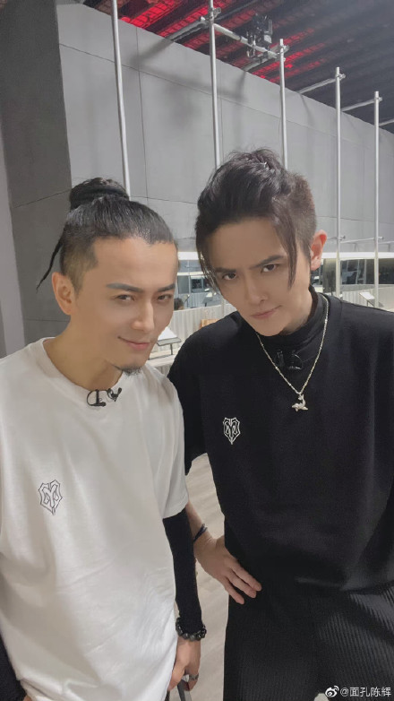 # 欧阳靖MCJin传二公被淘汰,网呼:意难平! 路透消息指出二公舞台会有3位哥哥被淘汰,名单显示是刘瑞瑞、陈辉和欧阳靖。刘瑞瑞是演员、专业并非唱跳,据现场观众爆料而二公结束后的拉票环节中他也没有做太多自我介绍,因此没有给观众留下深刻印象。陈辉是专业歌手且唱跳能力都不错,但败在了人气不高。