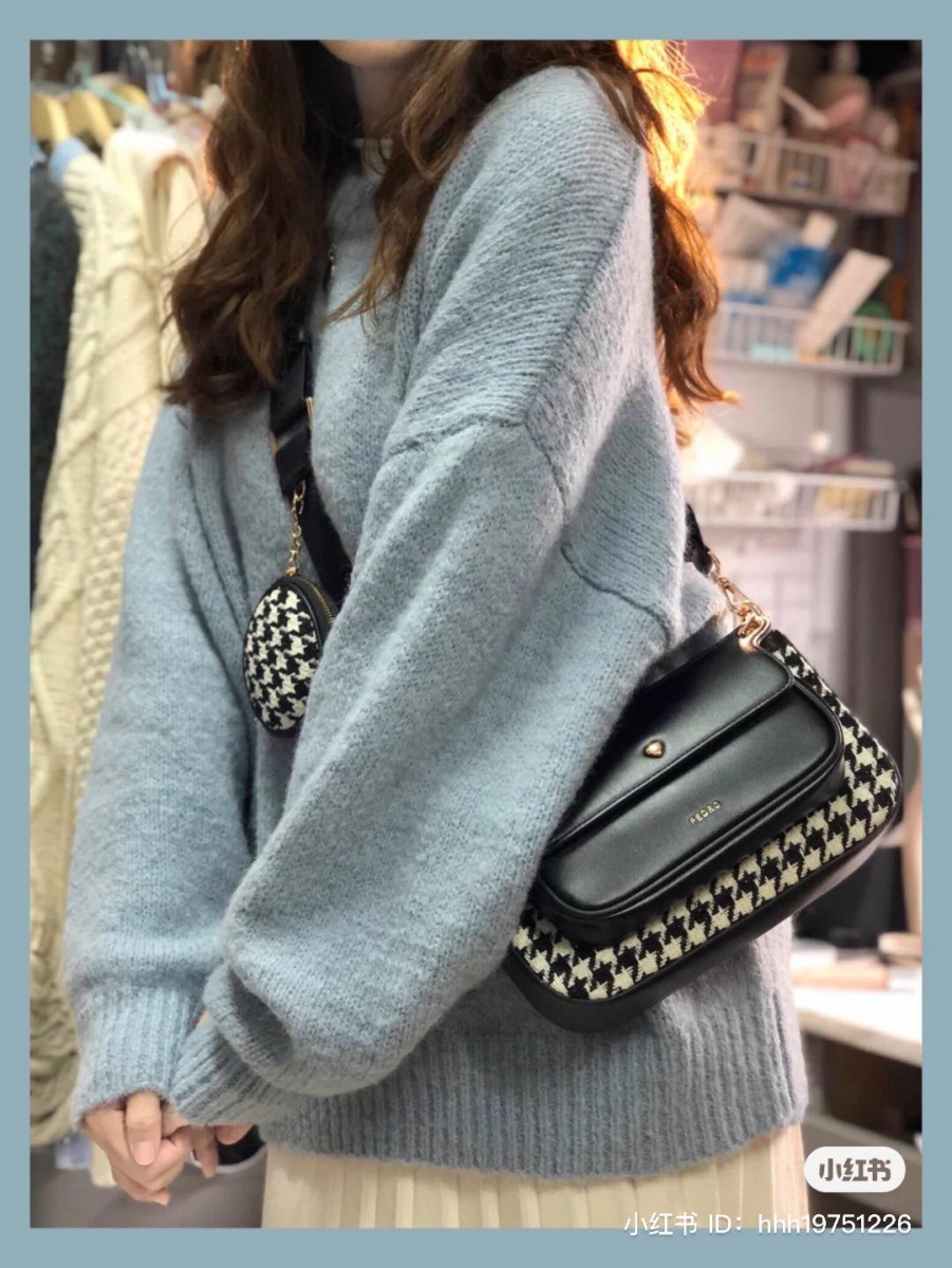 01 / PEDRO 3合1麻将包 Tweed Double Flap Shoulder Bag 说到PEDRO最值得入手的高CP值包包,绝对要夸爆这款火遍小红书、最近掀起抢购热潮的「3in1麻将包」!小香风千鸟格纹、小爱心迷你五金点缀,而且还是「大+小单肩包搭配迷你零钱包」三合一搭配,换算起来真的超级划算~