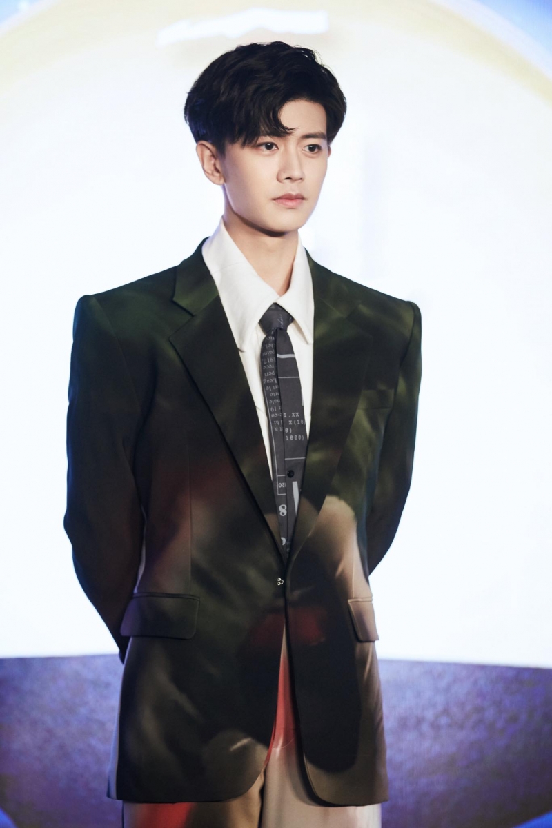 最近随着《周生如故》、《一生一世》的爆火,剧中饰演男主角「周生辰」的演员任嘉伦,无论人气、事业都再创新高峰。除了用好作品说话,成功从非科班出身演员到如今跻身内地影视一线小生行列,他在真人秀和各大采访中温柔且真实的举止和谈吐,经常都让网友们高呼:「实名羡慕任嘉伦的老婆」!英年早婚早早宣布「封盘」的任嘉伦,虽然鲜少在荧幕前细谈家庭生活,但不难从各处细节中看出他给予老婆聂欢的安全感。