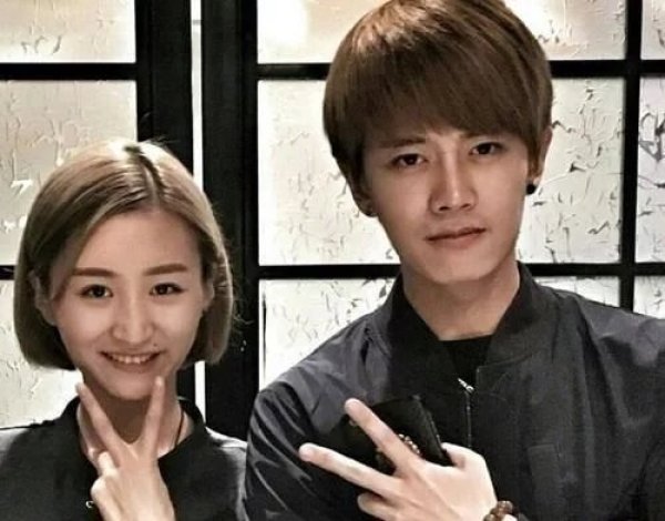 多年来坚持婚戒不离身 据悉,任嘉伦在事业不温不火时,聂欢一路走来都义无反顾地陪伴在侧,是个可以同吃苦,也可以共享福的好女孩。她的不离不弃,一直让他倍感踏实和感恩。