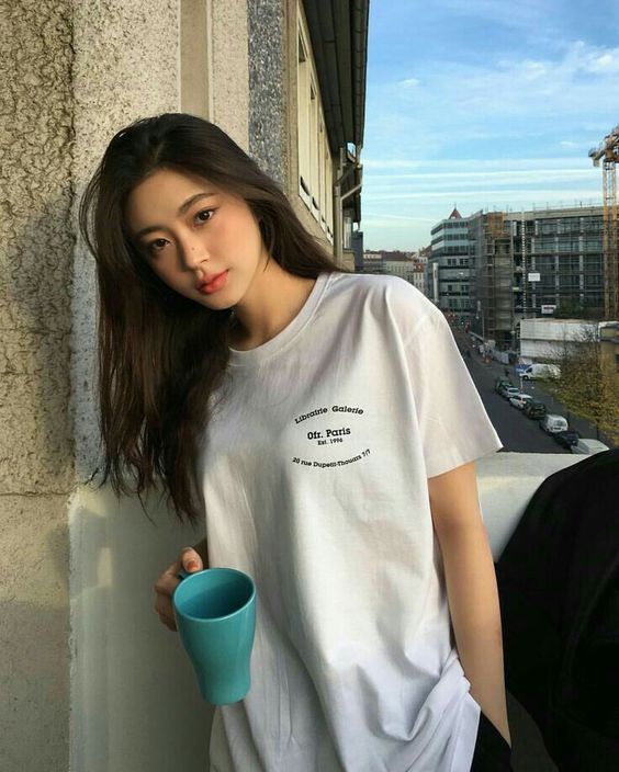 喝水不仅可以抑制食欲,避免我们暴饮暴食吃进过多热量,还能帮助加强我们肠胃消化和排除体内多余的废物。