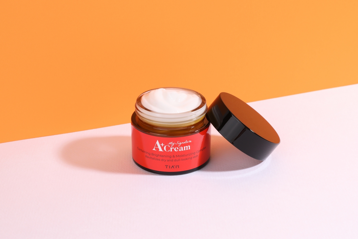 05 / TIA’M My Signature A+ Cream 上面美编推荐和TIA‘M My Signature C Source美白精华一起使用的「高效亮白组合」,正是这款My Signature A+ Cream。其中采用的是保湿+亮白配方,让肌肤在使用后收获深层补水、长效保湿、强化屏障、均匀和提亮肤色效果,同时也能为疲劳和受损肌肤补充源源活力,堪称是全方位修复与滋养肌肤的好物!