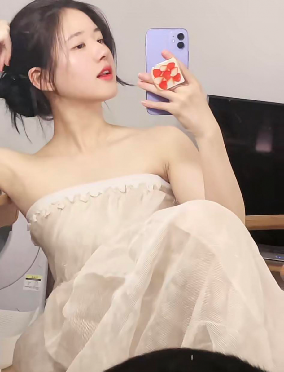 而另一派网民则认为,过分简化、刻意卖萌的网络语言,确实让当代年轻人表达语言时越来越贫乏、说话没有语言逻辑,应该被批评:「原来不是只有我一个人觉得这些用词很恶心?」、「都是中文和英文偏偏凑在一起都看不懂、看了都烦!没办法好好说话和打字了?」; 「每次看到这些小屁孩用语鸡皮疙瘩都起来了,都多大年纪还在装嫩装可爱,就跟不会说话一样.....」、「没营养、莫名其妙的流行用语,用起来就跟00后10后不落伍?肤浅、无聊」。