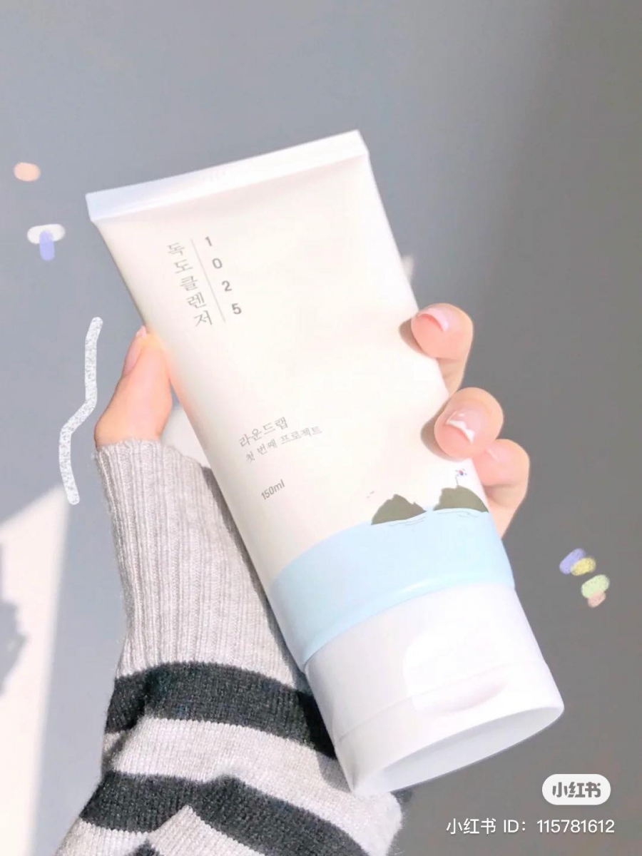 ✨ 美编推荐 :ROUNDLAB 1025 Dokdo Cleanser 韩妞和小红书博主们狂推的独岛氨基酸洗面奶,曾多次登上韩国各大护肤排行榜TOP 3,主打洁净彻底但弱酸性配方十分温和。洗面奶中的表面活性剂是椰子天然成分,此外还蕴含了神经酰胺、泛醇成分;洗完脸后皮肤毛孔感觉干净到会呼吸,但肌肤一点都不会紧绷~