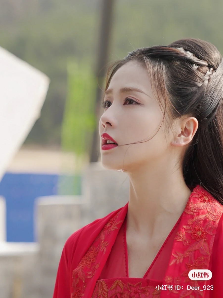 01 / 白鹿护肤保养秘诀:眼周肌肤「3点式」按摩手法 拍戏会有很多特写、近景镜头,皮肤稍微有点瑕疵都会一览无遗~因此白鹿平日里对于肌肤保养格外留心,爱笑的她为了对抗眼周细纹、熬夜导致的黑眼圈也下了不少功夫呢!她在小红书上提醒女生们「涂眼霜」一定要用对手法,随意涂抹拉扯到皮肤反而容易长眼纹。