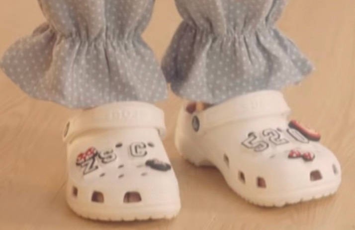 5、周生辰和时宜的鞋子  不止想给编剧大大献上膝盖，带显微镜在看剧的网友们「火眼金睛」也是贼强大啊（笑）周生辰和时宜的居家拖鞋上有别上一些小缀饰，放大细看可以看到周生辰鞋子上写着「忙着赚钱」、「S Y 520 （时宜我爱你）」，而时宜脚上的拖鞋写的是「Z S C （周生辰）」、「520 （我爱你）」，小两口子竟然连拖鞋都用来告白真的太、太、太甜啦 ～