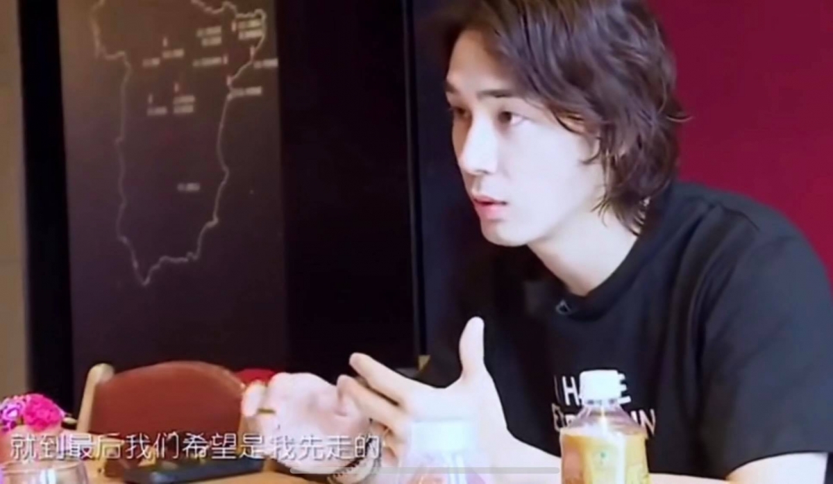 某次夫妻二人合体参加真人秀节目,俩人在节目组安排下来到了下俩口以前经常约会吃饭的小餐馆。镜头中俩人先是甜蜜蜜地闲话家常、聊聊过去的爱情足迹和回忆。 而后聊天话题谈及了生老病死和告别,瞬间从高甜撒糖场景转为凝重氛围。谈及死亡李承铉毫无避讳地对戚薇说:「我希望自己先走(去世)」,紧接着说明的原因不仅让眼前的爱妻戚薇泪崩,相信看过此片段的观众也会被感动得潸然泪下。