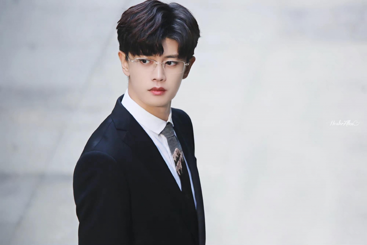 任嘉伦 最近凭借《周生如故》和《一生一世》圈粉无数的影视男神任嘉伦不仅《周生如故》中古装造型一绝，《一生一世》里温文尔雅教授LOOK、斯文书生气息满满的时装造型也让人沦陷 ♥ 粉丝笑言：「眼镜一戴，奶帅奶帅的～」连很考验脸型、容易带出呆板feel的方形框都能完美Hold住！