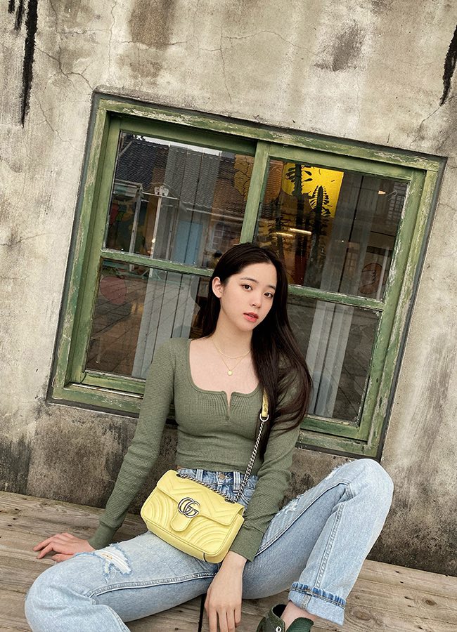 # 「应不应该追求名牌」掀网络热议 该则贴文一出即可引发网络热议,不少人感到很傻眼:「朋友的价值观太偏差了吧?表面上像是给朋友“忠告”,其实是在炫耀自己买的起几万块的包包?」、「背个名牌包背出这种自以为是的优越感,还是蛮可怜的」、「生活自己过得爽最重要!谁规定一定要买名牌才显高贵?」、「笑别人没背名牌包很LOW的人...才是最LOW的吧」、「背名牌有什么好骄傲的?我买得起名牌包,但我平时就爱背便宜到不行的帆布包、IKEA大帆布袋出门,So?」