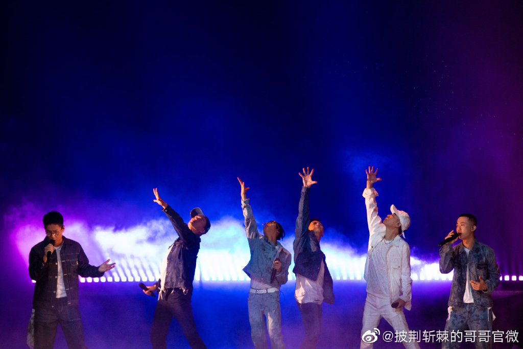 【披荆斩棘的哥哥】第五集中大湾区哥哥陈小春、谢天华、林晓峰、梁汉文,携手GAI周延和Bridge布瑞吉带来《你要如何,我们就如何》水舞台,整体舞台设计、舞蹈、说唱以及哥哥们的歌声,都给观众来来了满满惊艳与感动!许多哥哥如黄贯中、言承旭、尹正等人也纷纷看哭,最终收获二公舞台下半场No.1实至名归!