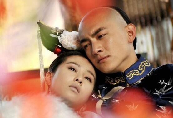 油尽灯枯弥留之际,只有十四爷陪在身侧、在他怀中咽下最后一口气,回望过去每一幕生离,原来都是死别。好在大结局时若曦虽在古代身殒,但本人张晓带着所有穿越的记忆在病床上苏醒,最中和长得和四爷一模一样的人在现代相遇~也算是弥补四爷若曦无法相守到老的缺憾了。