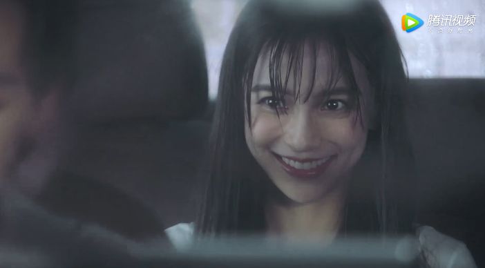 游思涵出生演员世家,爸爸是早年中国版《济公》中出演济公一角深入人心的游本昌,她本人10多年来活跃于演艺圈,有共6年的表演经验,如今是戏剧系表演专业导师,同时也是身兼编剧、制作人多职。  她17日在抖音上传的影片中直接点名狠酸Angelababy杨颖「尴尬演技第一名」、「同情和她搭过戏的男演员黄轩和朱一龙,演员这个职业在选搭档上很被动,完全不是自己能选择的,真要给你一个这种搭档(指Angelababy)对戏,那…演戏只能靠自己想象力了!」