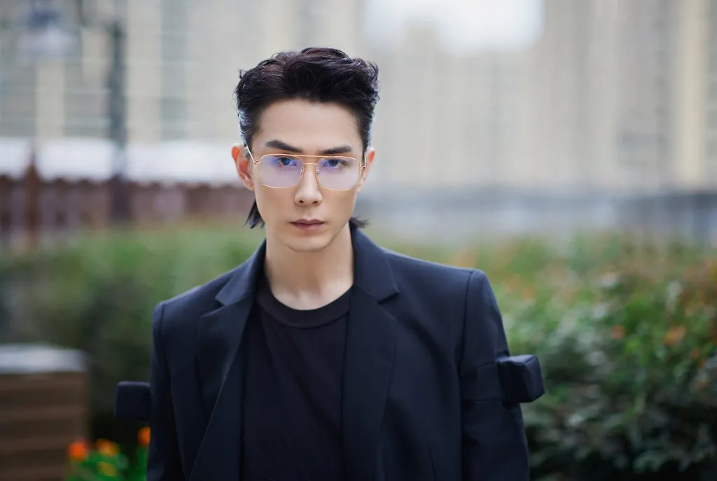 最近有在关注《披荆斩棘的哥哥》的你，相信都躲不掉李承铉的舞台魅力（笑）初舞台《天上飞》无论低音炮Rap，或是其金属框眼镜+西装+背头造型，都惊艳了让观众和后台观看演出的其他哥哥们～不少网民纷纷表示铉哥这身LOOK，和近期为了出演「费渡」一角瘦下来的张新成撞脸了！俩人同类型“斯文禁欲系眼镜造型”凸显的气质、五官外貌特征都有“异曲同工之妙”，果然帅哥都有相似之处啊 ♥