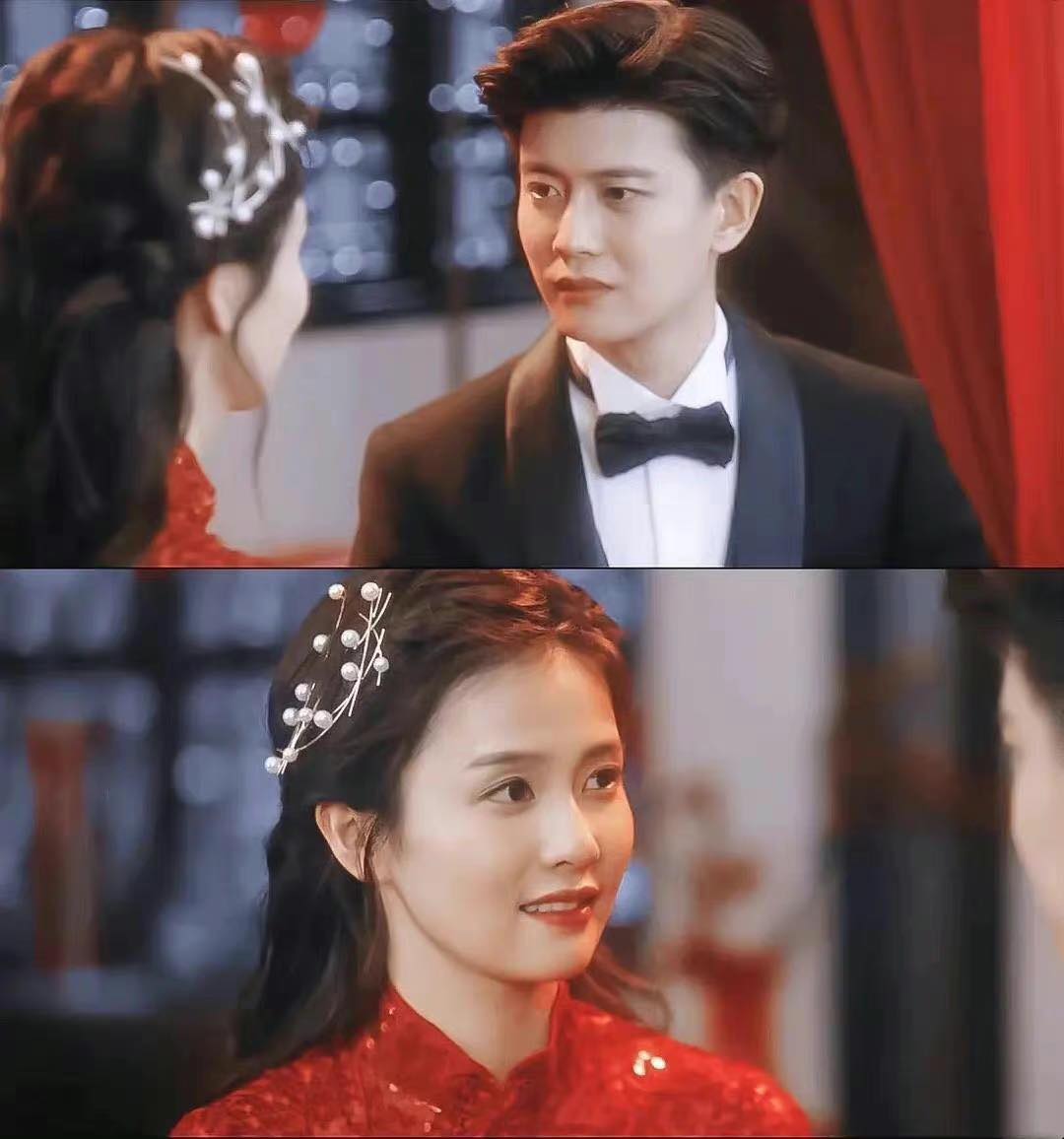 01 / 时宜的嫁衣 《周生如故》中漼时宜得悉师父周生辰被施以剔骨之刑去世后悲痛欲绝,与太子大婚前夕穿着一袭红色嫁衣,从周生辰守护一生的城墙上一跃而下,「周生辰,我来嫁你了...若有来生,换你先娶我,可好?你不说话,我就当你答应了」。时宜只想当小南辰王府的十一,所以选择带着对周生辰未宣之于口的爱意、所有和他的回忆,一起葬于红色嫁衣和茫茫白雪之下。 《一生一世》中时宜在看婚纱时表示「我不喜欢红色」,可以理解为时宜隐约还记得上辈子穿上那袭红色嫁衣的悲痛感,另外也可以理解为时宜今生在正式嫁给周生辰以前都对红色嫁衣很抗拒,冥冥中注定了她今生只会也只愿意为周生辰穿上红色嫁衣~