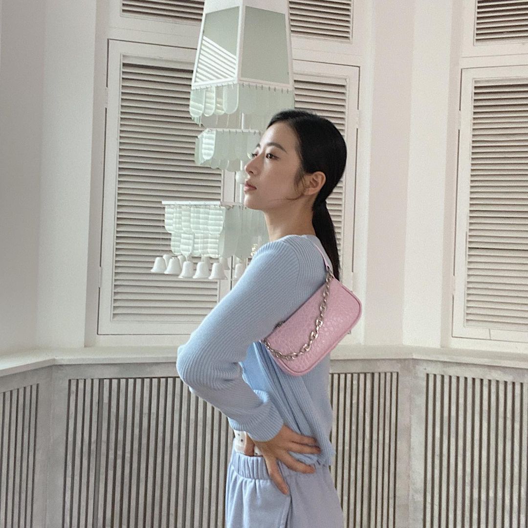 此外也有不少网民表示,只有内心自卑的人,才需要依靠名牌包这种“身外之物”去提高自己在别人眼中的价值,希望发文的女大学生不要因为朋友的这番说辞对名牌产生迷思。