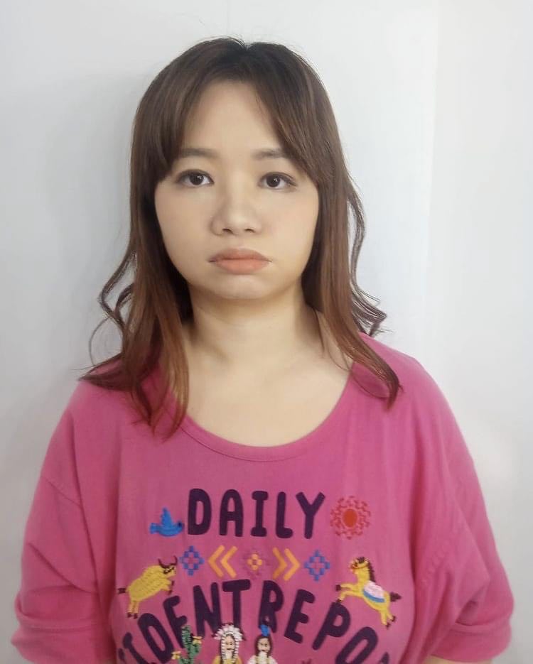 被誉为亚视一姐的薛影仪（阿仪）虽然在亚姐选美中落选，但迄今为止依然人气超旺，亚视也看准时机直接与之签约为她安排各类型演艺工作，连公司为她安排的经纪人都骄傲指出：如今阿仪是亚视签约艺人中档期最满、Job最多的一位呢～