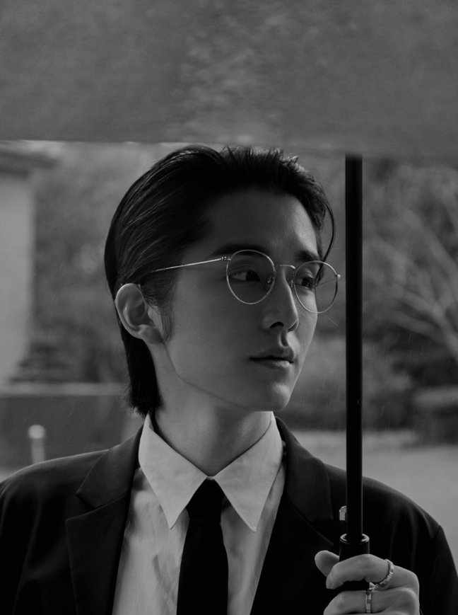 张新成 张新成自出演过《你好，旧时光》林杨一角后，「小太阳」般的开朗大男孩属性、少年感满满的魅力一直深入人心。在接下《深渊》（改编自Priest现代悬疑推理小说《默读》）的剧本后，他不仅为了更贴近“费渡”角色瘦了很多、蓄起及肩长发，早前更是以一身惊艳观众的「斯文禁欲系美男子」造型亮相微博之夜；黑色西装、梳背头加上银丝眼镜，被大赞和小说中描绘的“费渡”外型完美契合：「身材修长、及肩长发，穿一身正装、戴金属框眼镜，高挺的鼻梁，面容在灯光下似刷了一层苍白的釉，有一种格外禁欲的冷淡气质。」