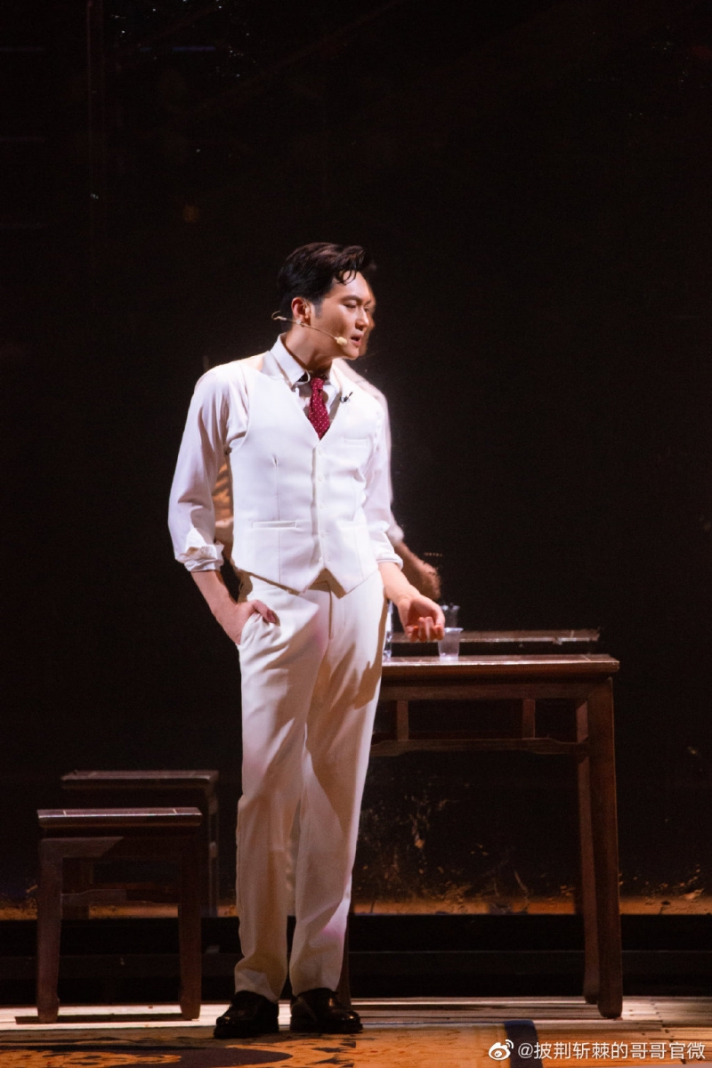 也有不少网民感叹他的冻龄魅力:「同龄人这样“扭”多少都会让人看着觉得有点油腻,张智霖到底是怎么做到效果这么好、这么帅!?」、「再度为我心目中永远的男神疯狂!身材有型、样子冻龄,究竟是怎么保养的啊~」