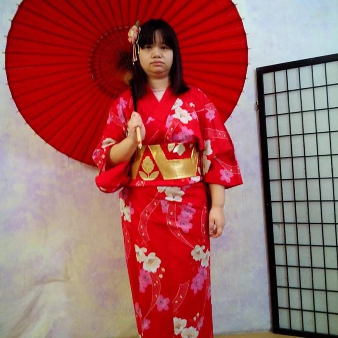 阿仪在网络上爆红后，不少网民开启「地毯式人肉搜索」翻出她早年间拍摄的个人照片，可以看出阿仪从以前开始就非常喜欢打扮和拍照，形象也非常百遍！格格装、韩服、日式和服、古典名媛造型等都尝试过！大家更喜欢阿仪的那款造型、最欣赏她哪一点呢？