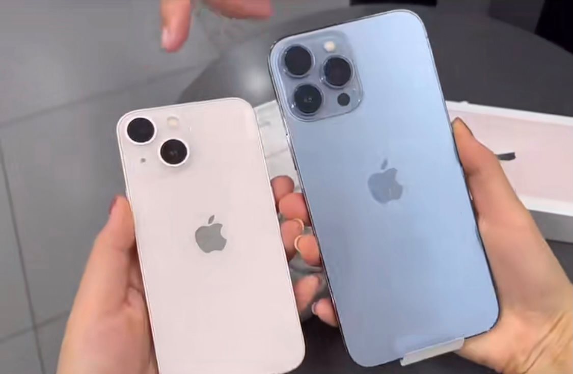小红书博主同时开箱iPhone 13 Max远峰蓝和iPhone 13柔粉色,两者并在一起看完全就是「情侣机」既视感 ♥o♥
