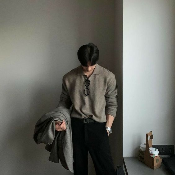 # 男生就该有男生的样子?生而为人,从不该被定义。 将气质阴柔、扮相秀气的男性批判为“娘炮”,这难道不正意味着,提倡大众去给身上具备这些特质的男士们贴上标签,鼓吹大众将他们定义为“娘炮”,视他们为应该被社会斥责和抵制的一群吗?