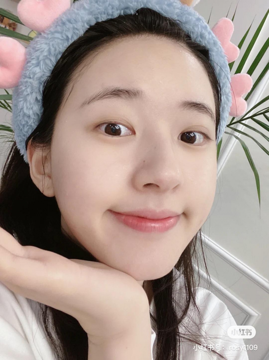 04 / 赵露思牛奶肌护肤秘诀:清洁面膜正确使用方法 Rosy赵露思女神多次在小红书上强调「正确使用清洁面膜」的重要性,用对效果才会加倍唷!她建议洗完澡后把握毛孔敞开状态,先轻拍一层爽肤水上脸,待角质层软化后再涂抹清洁面膜,肌肤比较不容易紧绷。涂抹清洁面膜时用量一定要够厚、尽量完整覆盖肌肤。此外赵露思也提醒,不要等到面膜全干才清洗掉,这会导致皮肤原本的水分连带脏东西被干掉的泥面膜吸走。趁清洁面膜还没全干时,用温水打湿双手或柔软的一次性洗脸巾轻柔打圈按摩,再利用棉花棒清走鼻翼两侧的黑头粉刺。之后用有镇静修复或收敛毛孔功效的化妆水局部湿敷,做好后续保养即可。