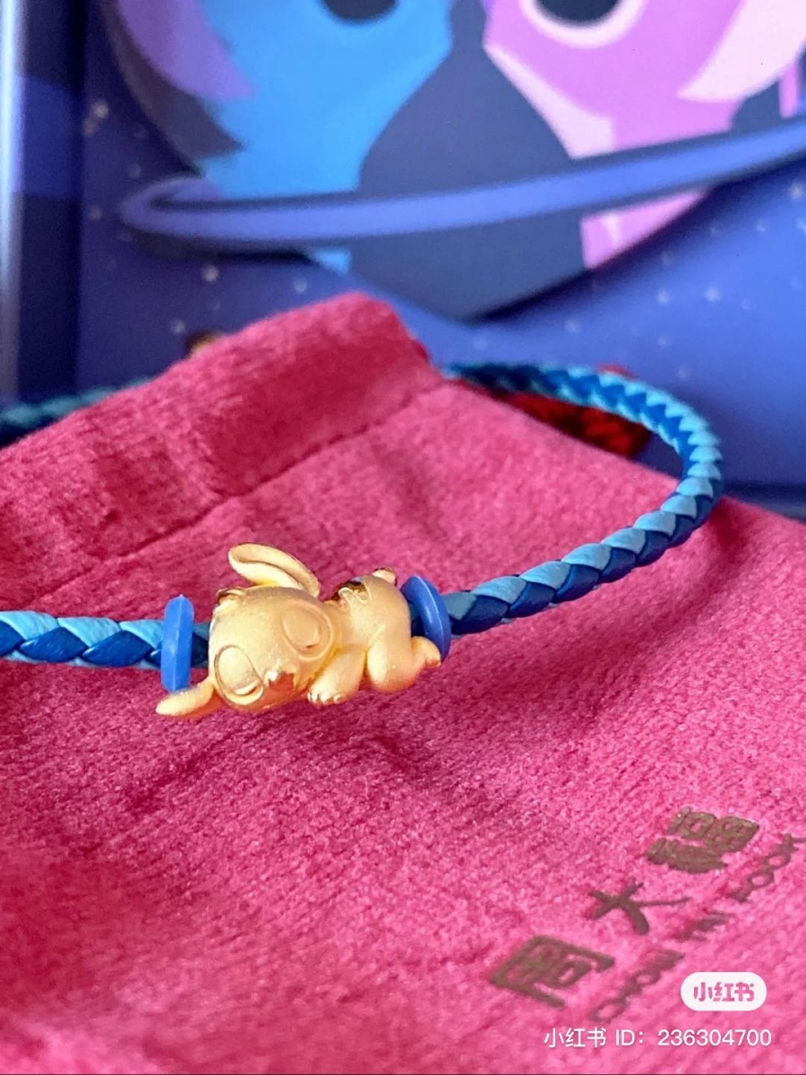 足金打造的这只「奇遇好梦」主题趴趴史迪奇Stitch串饰,重量大约1.09克,尺寸约0.98cm x 1.61cm,作为手环串饰大小刚好!周大福官方公布的设计理念是:「漫游在每一个奇遇星球里,而我只想把遇到的好梦都给你~每一个奇梦趴趴都是憨态可掬的睡颜模样,呆萌可爱就是要给你一个爱的抱抱」❤️