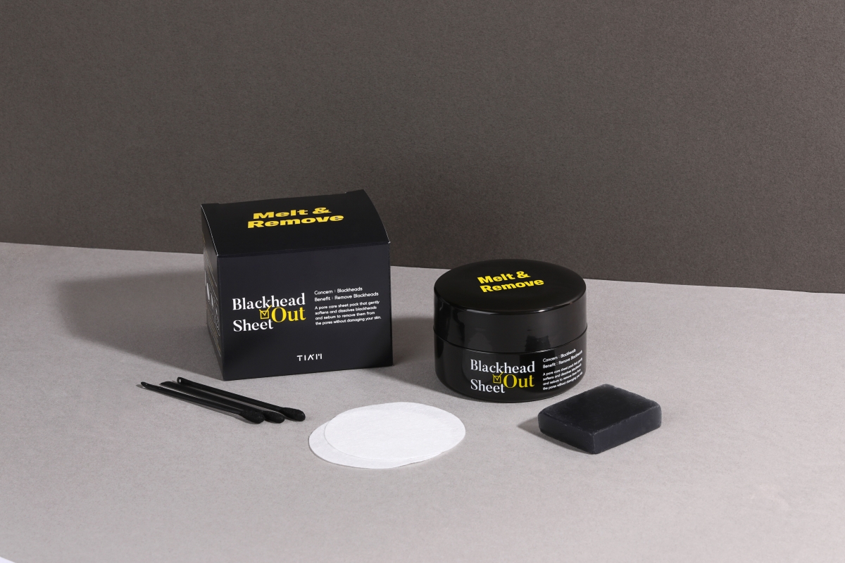 06 / TIA’M Blackhead Out Sheet [NEW] 打击黑头问题绝对不能“以暴制暴”！太暴力的清除黑头/闭口/粉刺方式如：用手或小工具挤压/戳、用黏着性很高的撕拉式鼻贴，反倒容易让肌肤屏障受损，稍有不慎还会有毛孔被撑大的风险！主打「敷一敷松动+清出顽固黑头」的TIA’M Blackhead Out Sheet，一罐中有35片浸透无患子萃取和BHA成分的圆形棉片，不仅可以在不伤害肌肤的前提下，轻柔地将藏在毛孔里的“脏东西”清除干净，还具备镇静皮肤和紧致收缩毛孔功效。