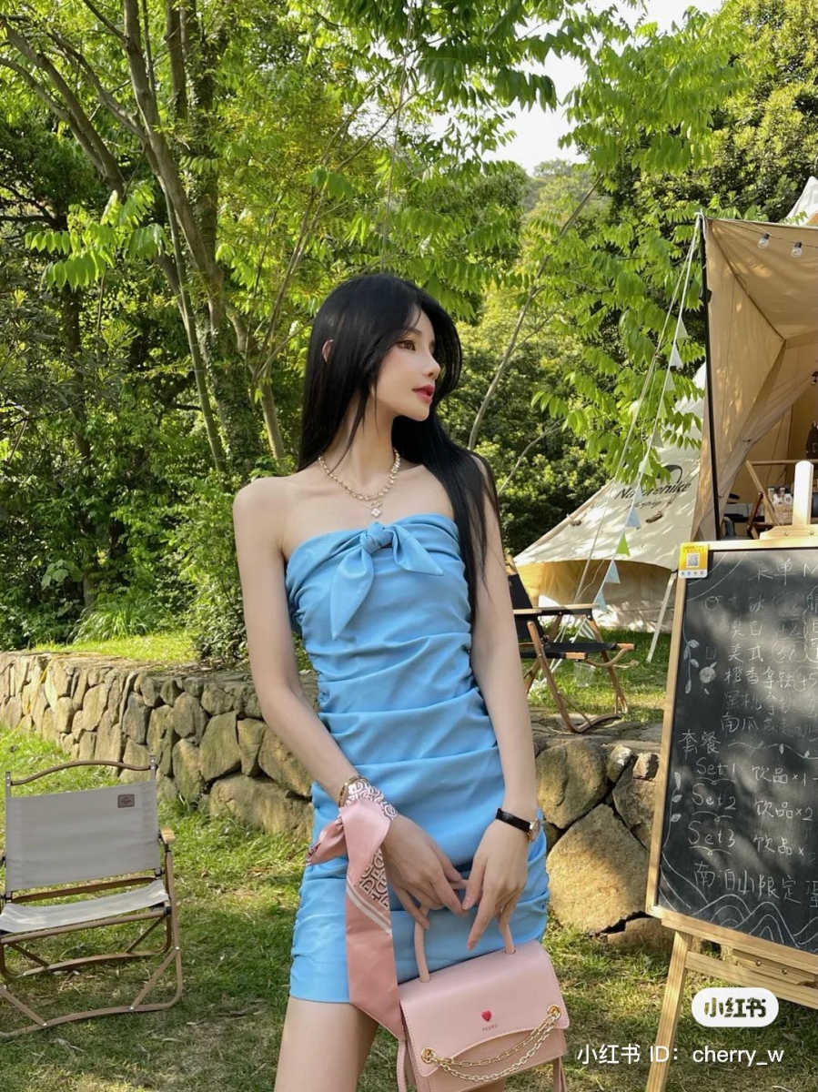 03 / PEDRO 可爱优雅小箱包 Boxy Leather Top Handle Bag 喜欢粉嫩色系的女生,这款小箱包可以考虑入手!四四方方棱角鲜明的包型倍显优雅,配上梦幻粉色或奶油黄色后不失可爱减龄感,缀以结构不同的金属双层链条,视觉上层次感更为丰富、利落大方!小把手可以当手提袋,配上可拆卸的肩带即可用作通勤斜跨包,搭配性很高~ >>> 【点击前往官网查看】