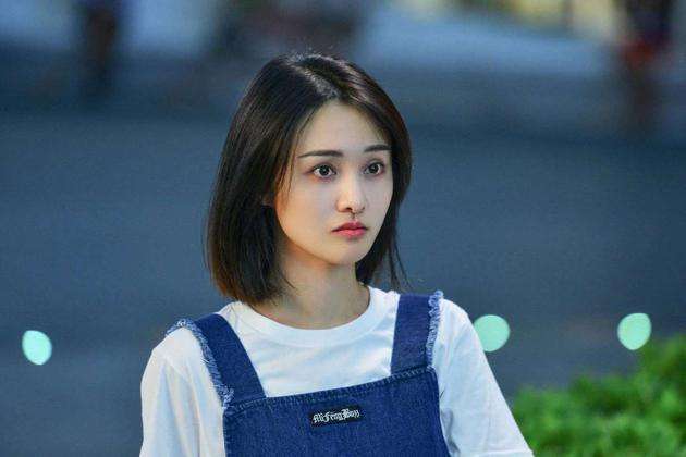 谈及Angelababy的超瘆人“瞪眼式”演技,游思涵补刀表示「名不虚传的瞪眼神功,除了那个已经被封杀的某爽(郑爽),暂时无人能及」。