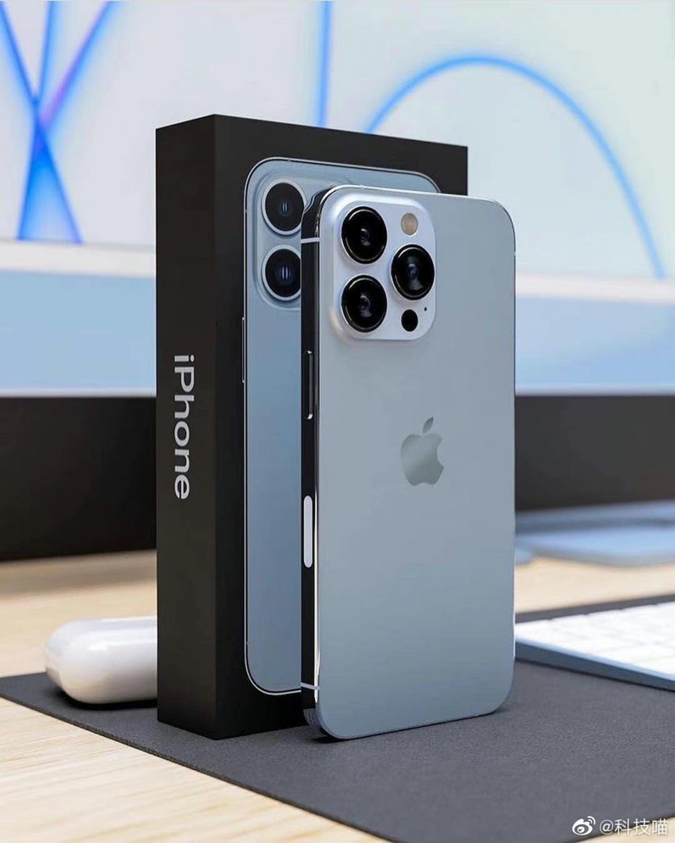 许多去年被「深蓝色」iPhone 12狠狠伤害了小心灵的果迷们纷纷表示:「终于不是令人失望的蓝色了」!并且对于本次浅色调、更耐看的「远峰蓝」大感满意。许多网友觉得唯一不足的是,这么好看的配色...只有iPhone 13 Pro和Pro Max才配拥有,终究是咱们预算有限、只能入手iPhone 13 / 13mini的小资女孩男孩们错付了 ╮(๑·́ ₃·̀๑)╭(笑)