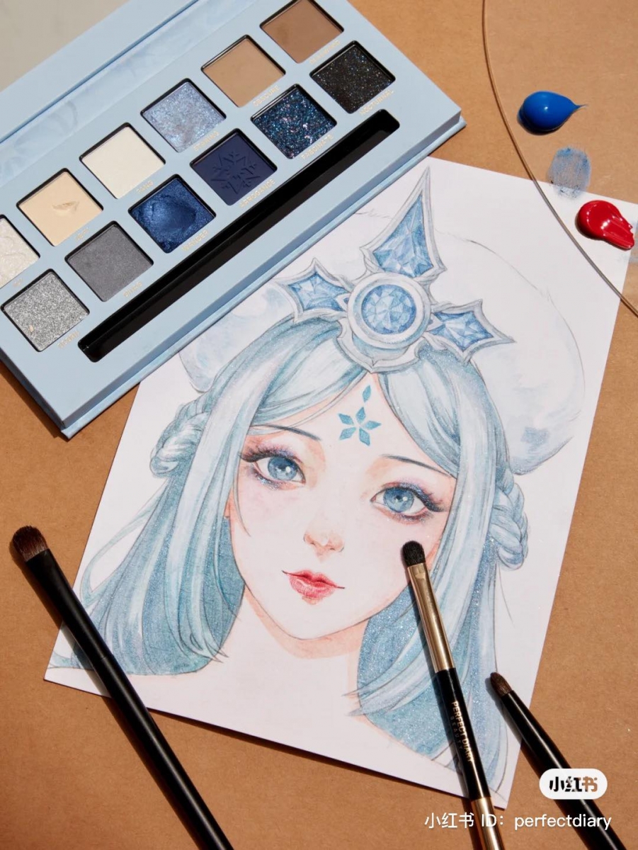 清冷神秘「王昭君」冰蓝盘 喜欢玩妆的女生一定不能错过冰蓝盘～浓郁的灰蓝色调不是日常色，但对于欧美妆、Cos妆容爱好者而言绝对可以入，轻松营造混血感眼妆～银灰、银河蓝色调细钻眼影点缀卧蚕绝绝子 ♥