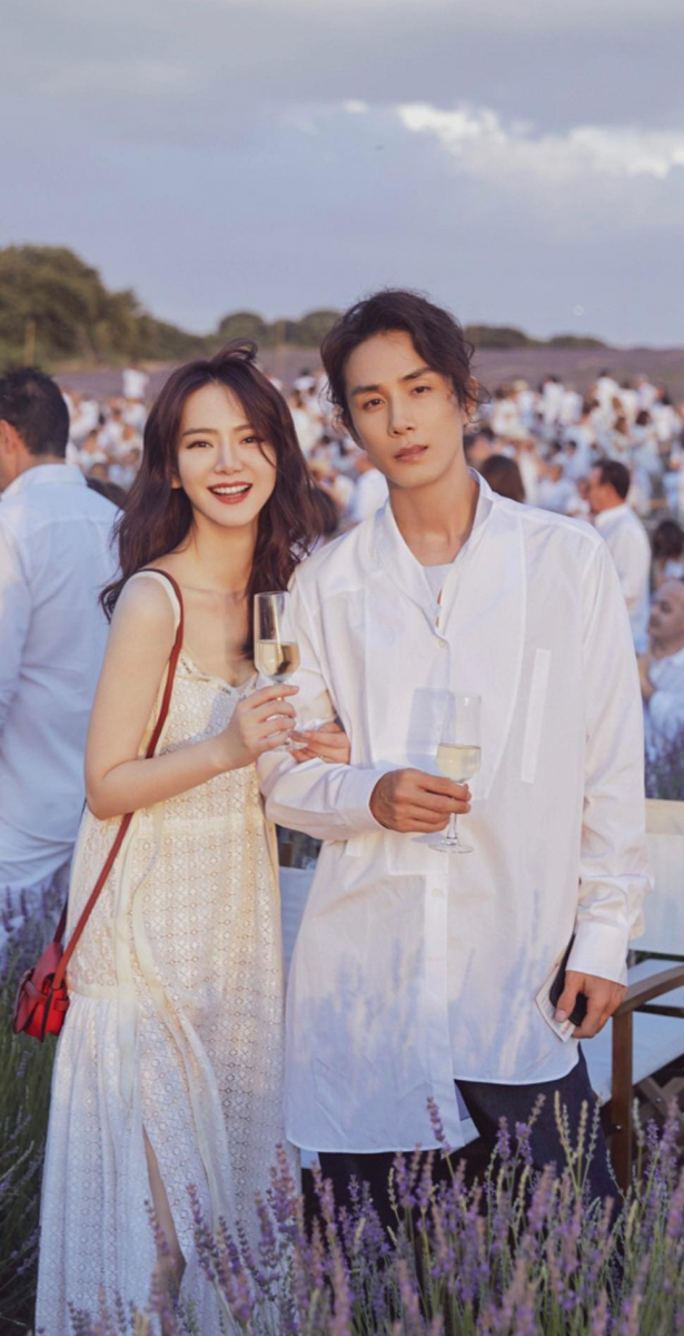 戚薇曾在接受《凤凰娱乐》采访时,透露自己当初被李承铉打动的原因:「他(李承铉)非常简单、真诚,我有被惊吓到...怎么会有个男生这么直接。因为通常我接触到的男生表白的话,会绕很多弯、让你感觉到或是旁敲侧击地让你知道。但他不会绕弯,就直接来告诉你,『在一起行不行』?」而谈及在事业巅峰期选择结婚生子会不会有顾虑,她笑言确实决定很突然,但没有顾虑和防备,因为当下觉得「在合适的时间下找到对的人,然后我就做了我认为对的事」。