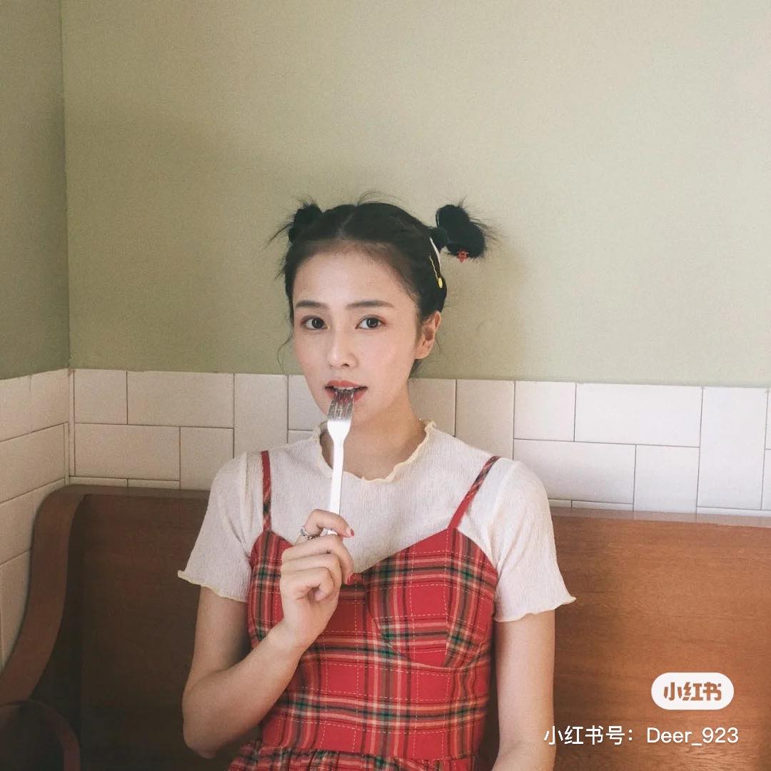 步骤 1 :把主要材料番茄以及低/无碳水的材料洗净备用,比如豆腐、香菇、芹菜、萝卜等。 步骤 2 :番茄放到锅子里用水稍微烫熟后去皮切块,想要汤更香浓一点,可以把番茄和青葱放到锅子里用少量橄榄油翻炒到出汁(如果厨房小白担心含水量高的番茄放到锅里翻炒会喷溅,可以省略这步骤) 步骤 3 :在锅子里加入刚刚准备好的番茄,倒入热水煮沸腾后加入豆腐、少量盐巴和胡椒粉调味,然后吧香菇和各种蔬菜倒进去一起煲汤即可。