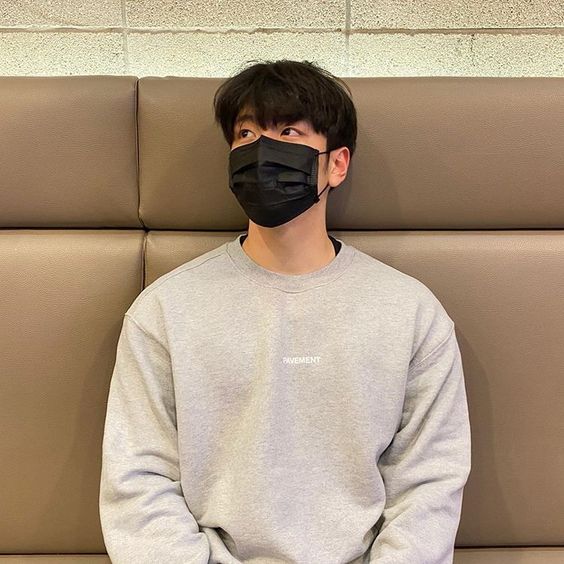 # 男生就该有男生的样子?生而为人,从不该被定义。 将气质阴柔、扮相秀气的男性批判为“娘炮”,这难道不正意味着,提倡大众去给身上具备这些特质的男士们贴上标签,鼓吹大众将他们定义为“娘炮”,视他们为应该被社会斥责和抵制的一群吗?