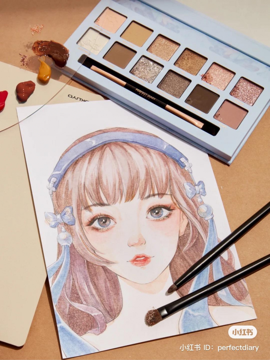 鬼马灵动「西施」大地色盘 冷、暖调适中的西施盘配色百搭，日常通勤或各种场合眼妆皆可使用。单用由浅到深色调的雾面棕色，即可轻松完成单眼皮、肿眼泡也能Carry的眼妆，消肿效果堪称YYDS！善用亮片色点缀眼皮中央、眼下卧蚕，约会或其他重要场合的眼妆也能简单搞定，尽显可盐可甜魅力。