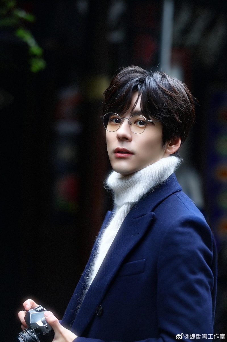 魏哲鸣 说到「眼镜男神」，绝对要带上“当代禁欲系霸总专业户”魏哲鸣 ♥ 如今但凡在微博或小红书上搜索「眼镜男神」、「眼镜半永久」等关键词，都会被推送到魏哲鸣的角色和私服造型～《完美先生和差不多小姐》及《贺先生的恋恋不忘》中出演男主角的他也有大量戴眼镜造型，让一众剧迷们纷纷沦陷表示「魏哲鸣戴眼镜没有多少女生顶得住」、「如果眼镜杀有段位，魏哲鸣一定是王者！」、「求求老魏把眼镜镶在脸上，根本斯文败类霸总天花板啊～」