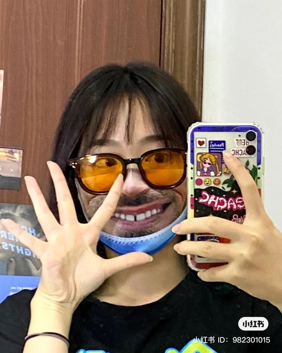 一系列让美女帅哥们秒变粗旷大佬的人脸口罩造型非常多选~叼烟、咧嘴笑、大胡子等都是热销款!有网民因为戴上后太无违和感,外出被保安、司机误以为没有戴口罩逮住,以没有遵守防疫条规为由不让进入商场大楼和公交车(笑)