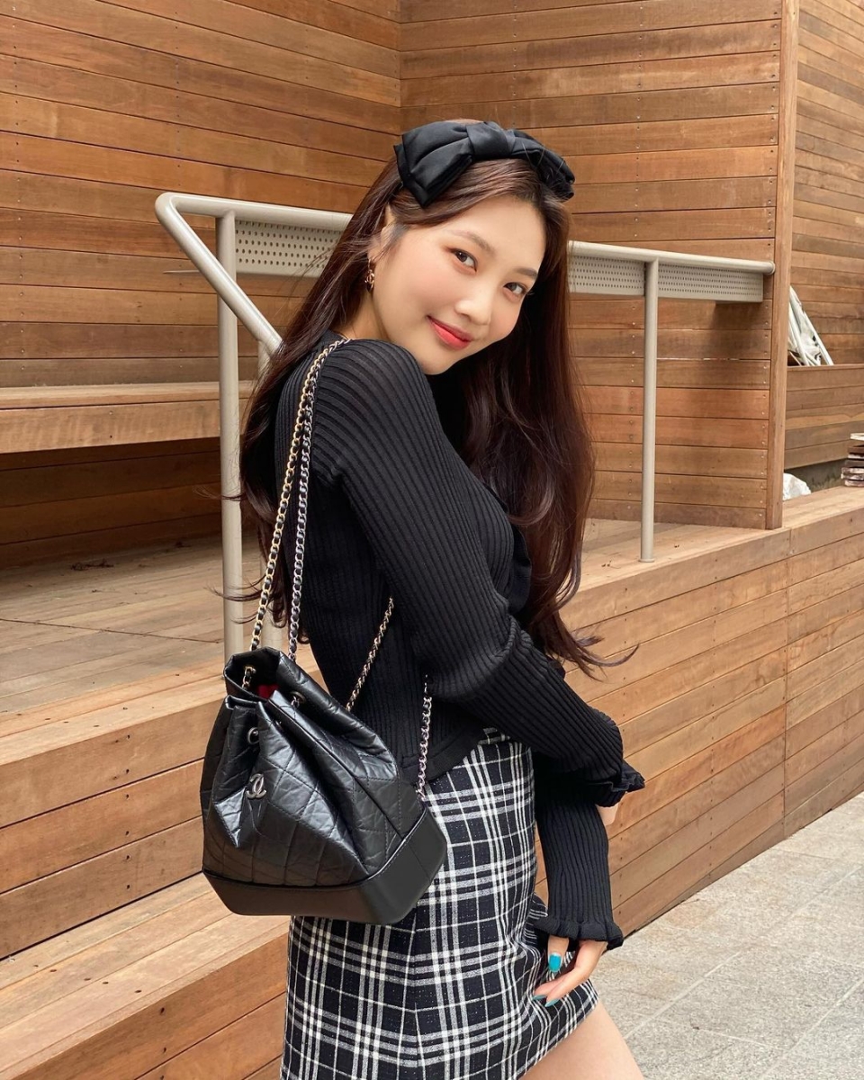 背名牌包是虚荣心还是身份地位的象征?不背名牌包就意味着很LOW很土气、跟不少潮流脚步吗?日前网上一名女大学生网民在讨论区匿名发文透露自己因为身上没有名牌包包,聚会时被朋友嘲笑;贴文一出随即引发网络热议。