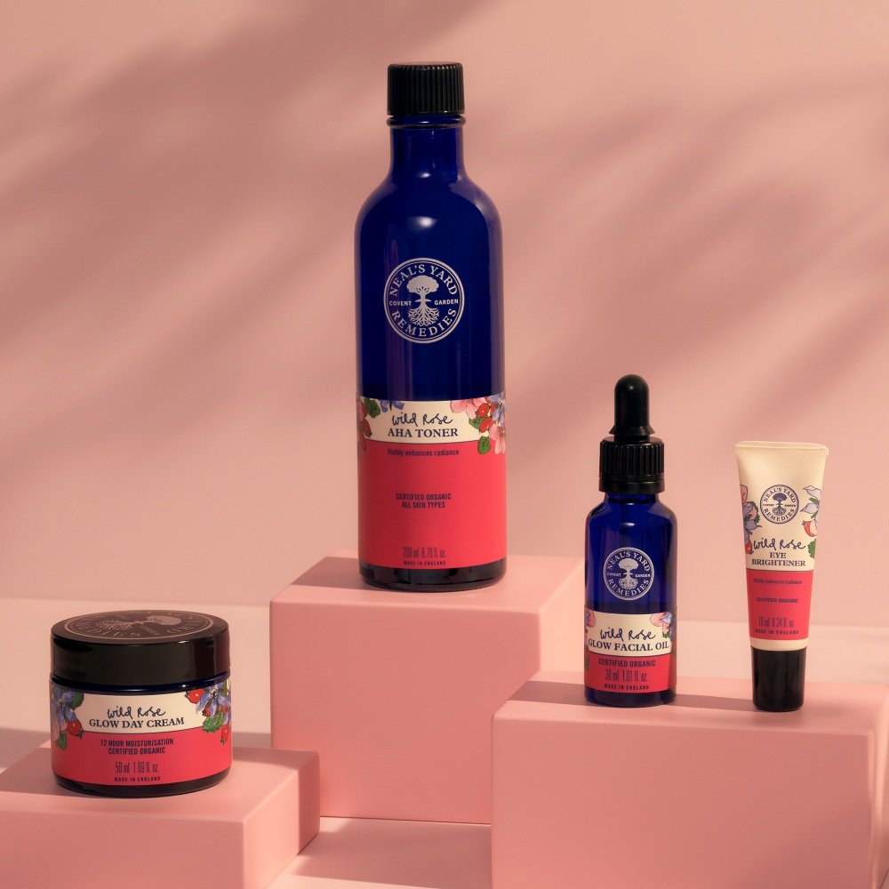 ✨ 美编推荐 :Neal‘s Yard Remedies Glow Facial Oil Neal’s Yard Remedies本季推出的Wild Rose系列包含AHA Toner果酸化妆水、Eye Brightener眼霜、Glow Day Cream保湿面霜以及Glow Facial Oil美容精油,全线主打蕴含有机野生玫瑰果油以及多重高效养肤的天然植物萃取,让皮肤在使用后紧致柔嫩+GLOW起来,守住少女肌。其中轻盈质地的Wild Rose Glow Facial Oil在肌肤上的吸收力和保养力都十分惊艳,其中蕴含有机葡萄籽油、乳木果油和橄榄叶萃取,搭配爽肤水/调理液使用,肌肤水嫩度有感提升;使用一段时间后还有均匀肤色、抚平粗糙肌肤的卓越效果 ♥