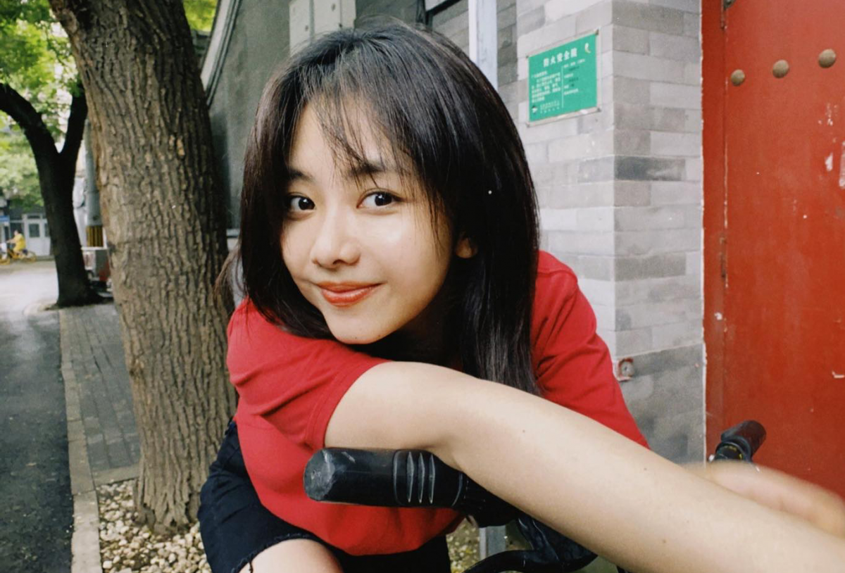 02 / 谭松韵牛奶肌护肤秘诀:卸妆要讲究! 童颜女神谭松韵看不出真实年龄的少女感气质和满满胶原蛋白的小脸蛋,演高中生也全然没违和感!在保养方面,谭松韵坦言自己20几岁起才开始学会敷面膜保养,在此之前一直最讲究的,就是「清洁卸妆」要做到彻底。譬如眼妆和唇妆在卸除时绝对不能偷懒,如果只用一般卸妆水清洁,过程中需要反复搓揉很多次,才能彻底将带防水抗晕的眼唇妆卸干净,这样一来特别容易拉扯到皮肤,导致眼周细纹、唇周暗沉等肌肤老化问题提早出现。所以带油性、可高效溶解眼唇妆并将其卸除干净的眼唇专用卸妆液,有化妆习惯的女生们不可或缺!