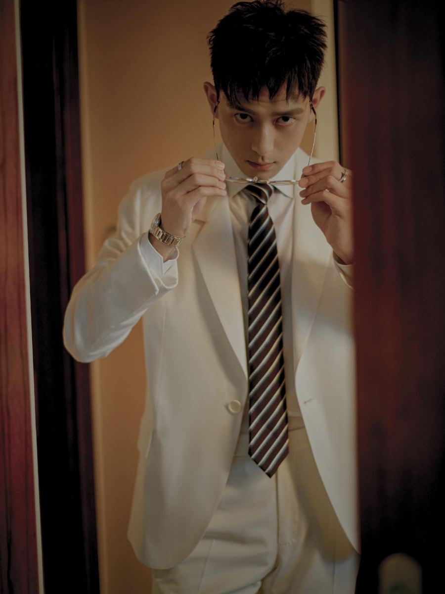 李现 李现在《亲爱的，热爱的》中以“爹系男友”韩商言一角圈粉无数，痞帅+自带苏感的外型和气质也经常被网友们亲切喊作「现男友」～早前他因出席时尚活动戴上金丝眼镜+黑色大衣配白衬衫，「#李现斯文败类风」直接窜上热搜榜，逐见他在眼镜LOOK这块真的拿捏的死死der（笑）