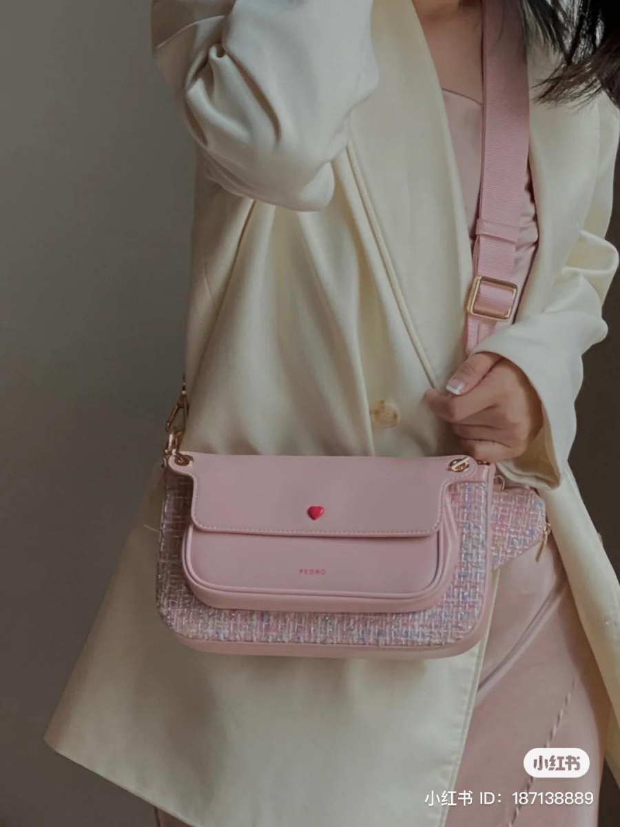 说到PEDRO最值得入手的高CP值包包,绝对要夸爆这款火遍小红书、最近掀起抢购热潮的「3in1麻将包」!小香风千鸟格纹、小爱心迷你五金点缀,而且还是「大+小单肩包搭配迷你零钱包」三合一搭配,换算起来真的超级划算~