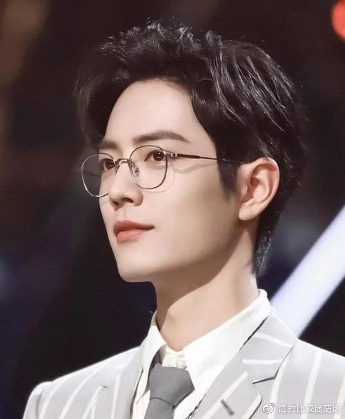 肖战 作为眼镜品牌代言人的男神肖战，眼镜造型无疑是公认的YYDS！无论是《如梦之梦》中的文艺复古绅士LOOK，还是《余生，请多指教》中的眼镜配白大褂专业医生造型，都为原本五官外型就很斯文俊朗的他更添“文质彬彬”FEEL，超让人心动！